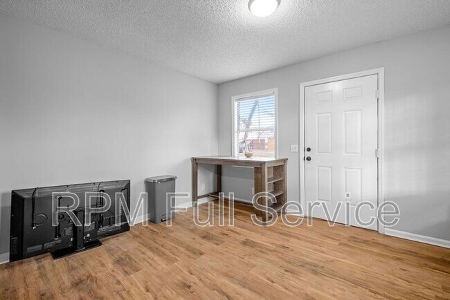 Building Photo - 1002 N Maple St