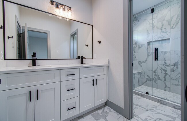 Building Photo - 835 S Victory Dr