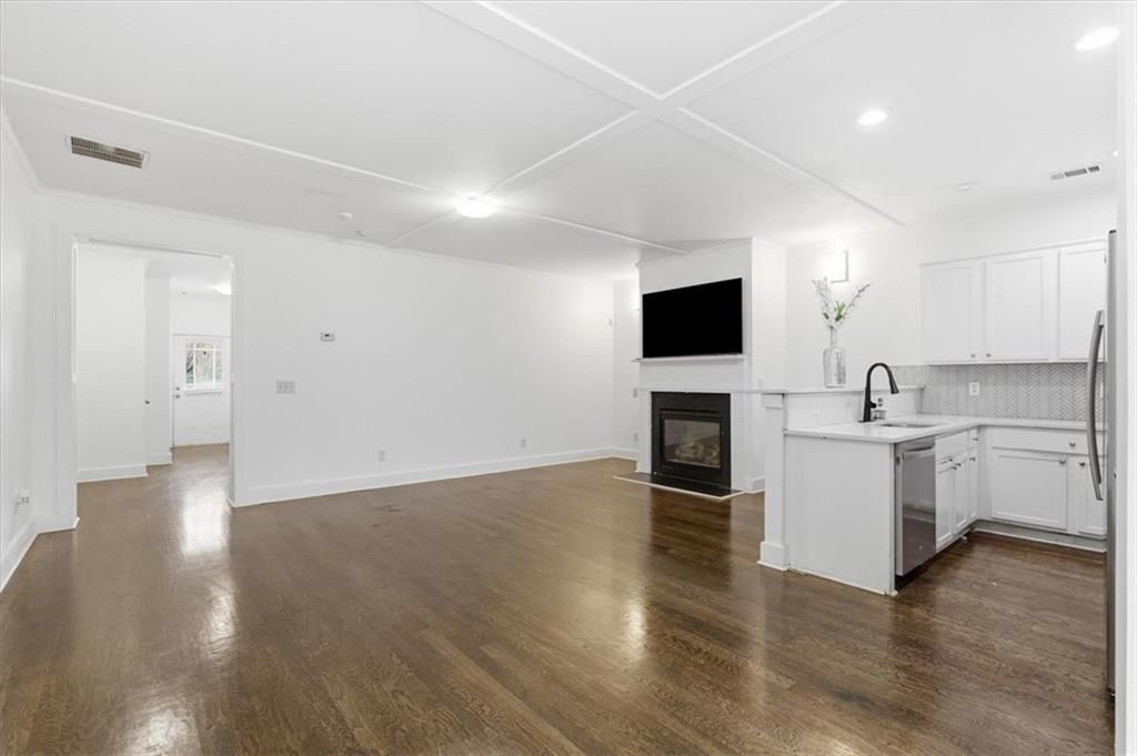 Building Photo - 1076 N Village Dr