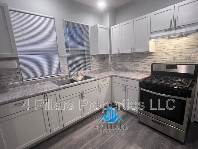 Building Photo - 1311 E Columbus Dr