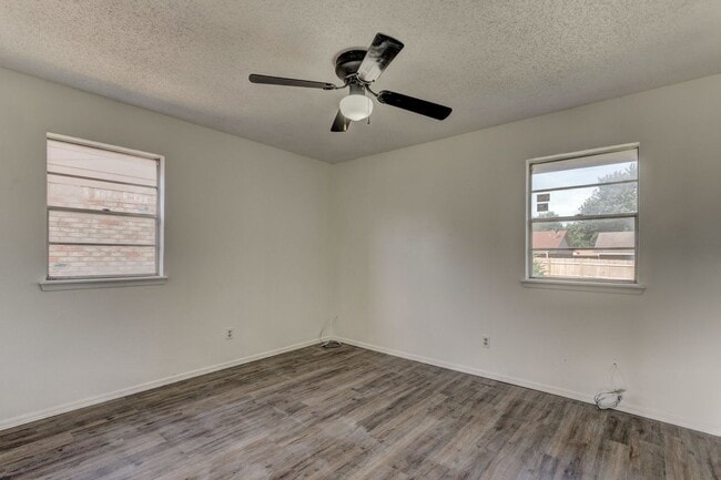 Building Photo - Cozy & Stylish Living Near ESA Park with F...