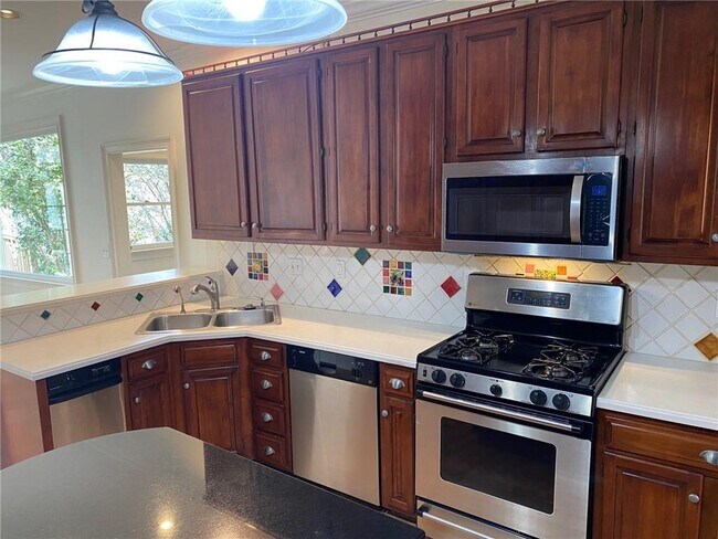 Building Photo - 7155 Roswell Rd