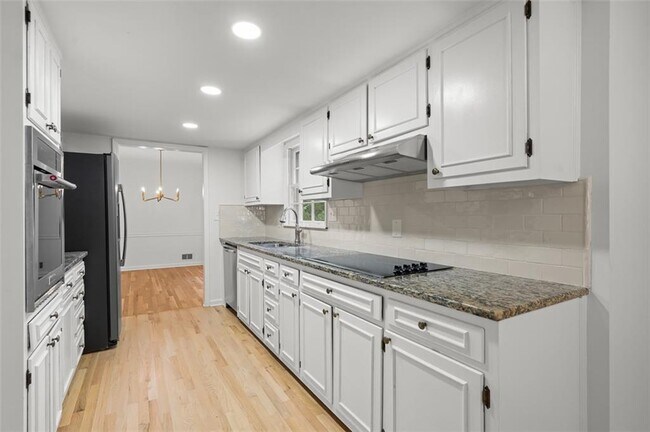Building Photo - 2340 Castleridge Ct