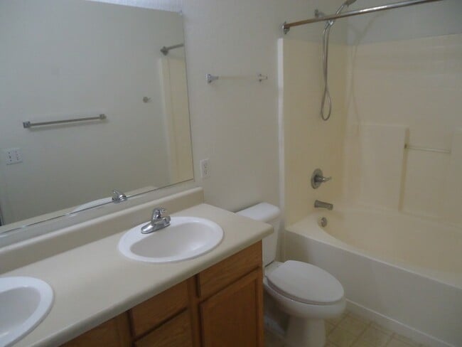 Building Photo - Nice 3/2 rental immediately available in Rancho Gabriela Subdivision