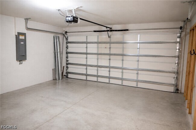 Building Photo - 1108 NE 36th Ln