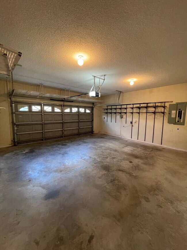 Building Photo - Rare Find in Henderson Golf Community!