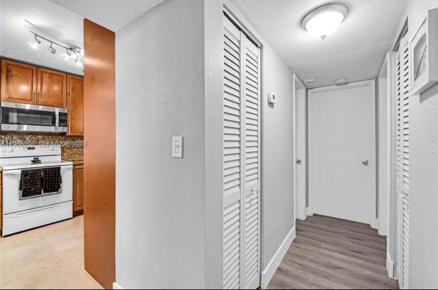 Building Photo - 830 NW 87th Ave