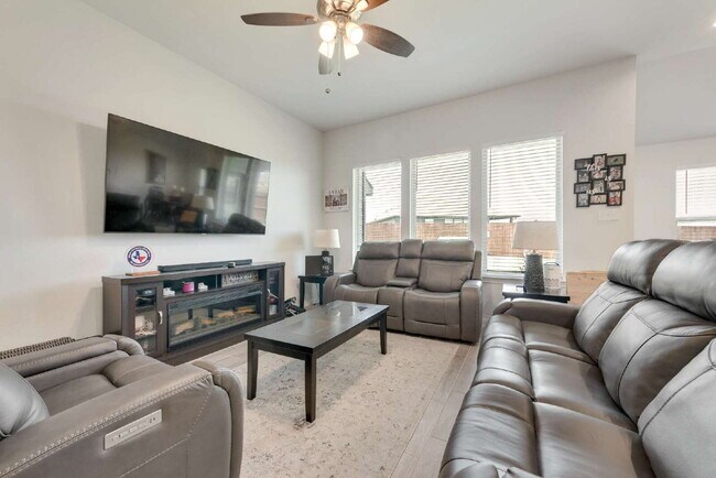 Building Photo - "Upgraded 3-Bed, 2-Bath Ranch Home Conveni...