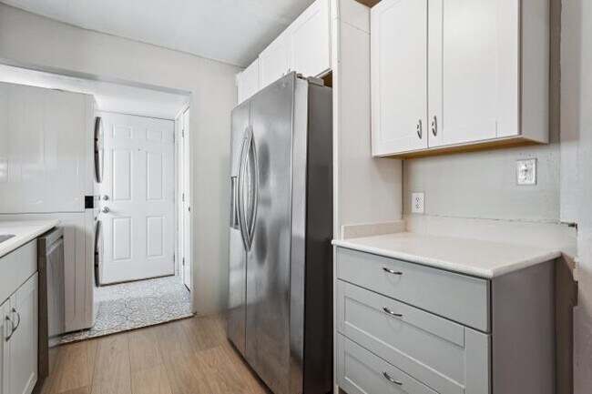 Building Photo - 710 W 31st St