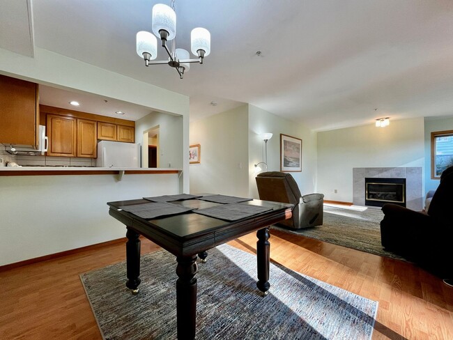 Building Photo - Lovely Furnished Condo Close to Kingston F...