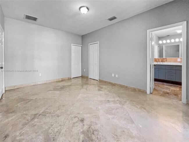 Building Photo - 1736 NE 9th Dr