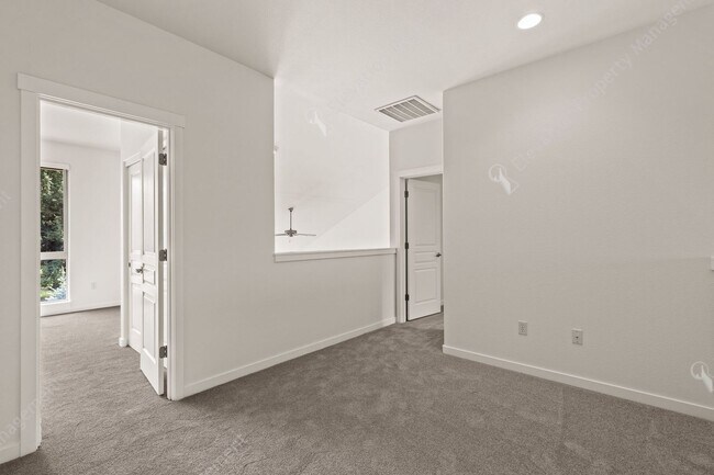 Building Photo - Eagle Crest Townhome Steps to Lakeside Cen...