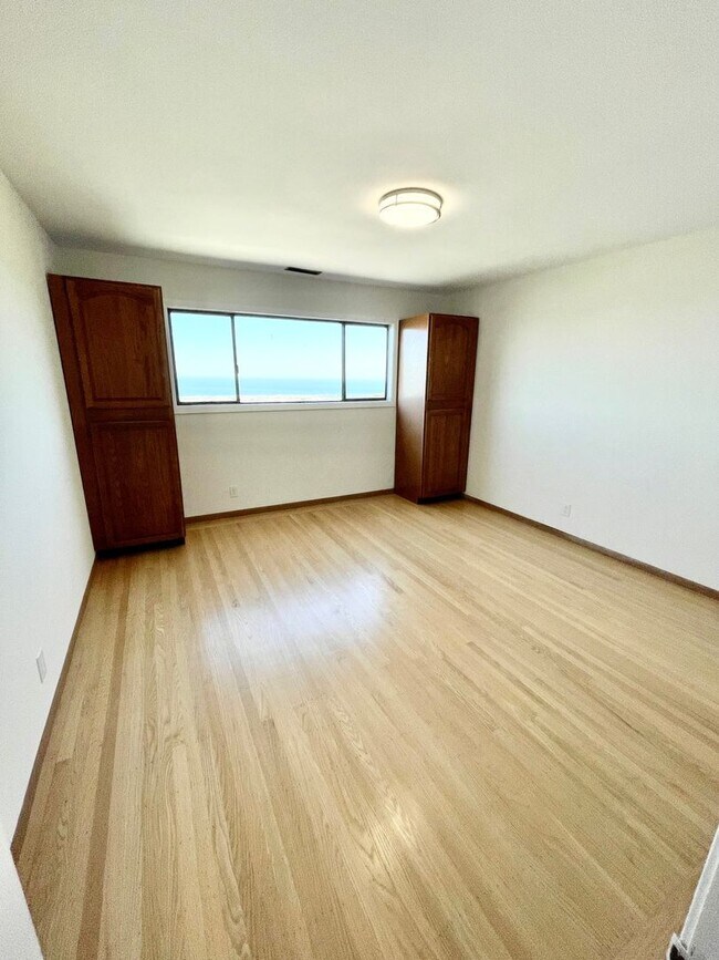 Building Photo - Beautiful Golden Gate Heights 5 Bed/3.5 Bath Home w/Amazing Views