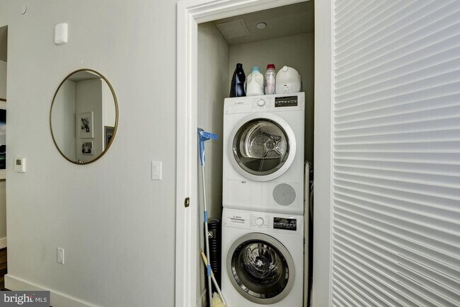 Building Photo - River-View 2BD Luxury Condo with Balcony and Parking!