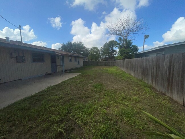 Building Photo - 3/2/2 home on a quiet street. Centrally lo...
