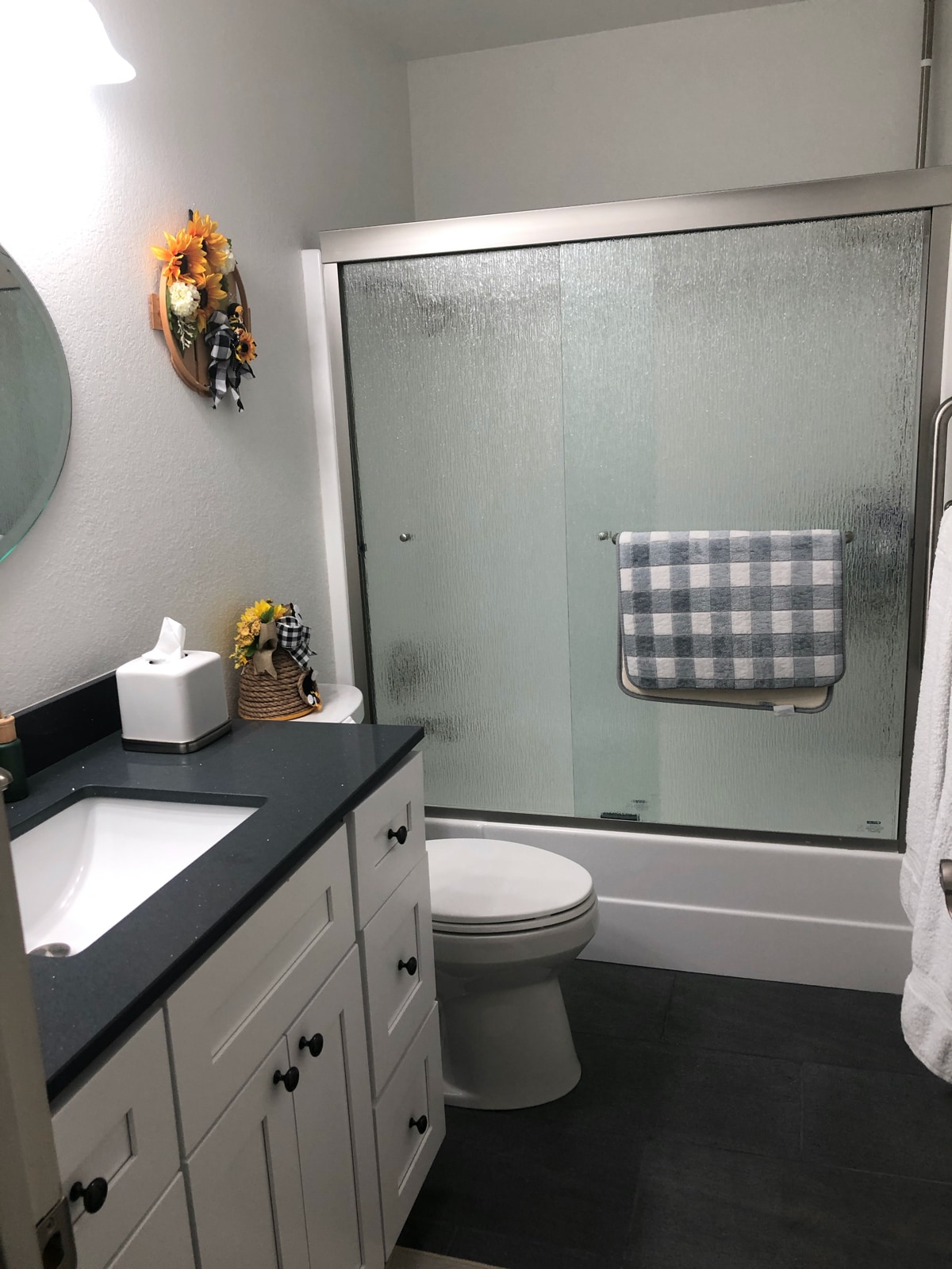 Private bathroom with shower/tub and skylight - 1191 San Antonio Dr
