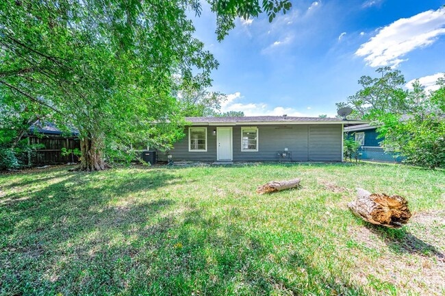 Building Photo - 5711 Lyndhurst Dr