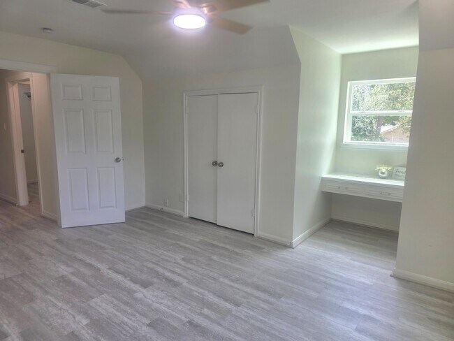 Building Photo - 1507 Village Green Ct