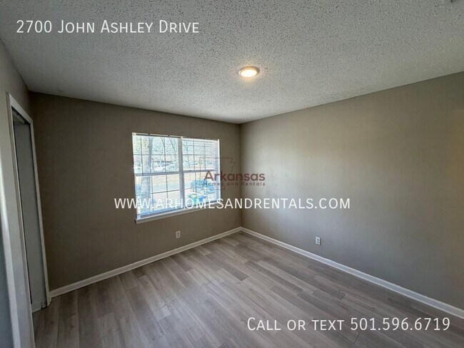 Building Photo - 2700 John Ashley Dr
