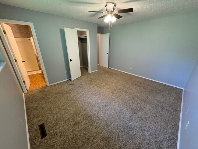 Building Photo - Spacious  Duplex in Southeast Springfield ...