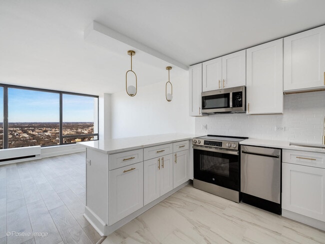 Building Photo - 5445 N Sheridan Rd