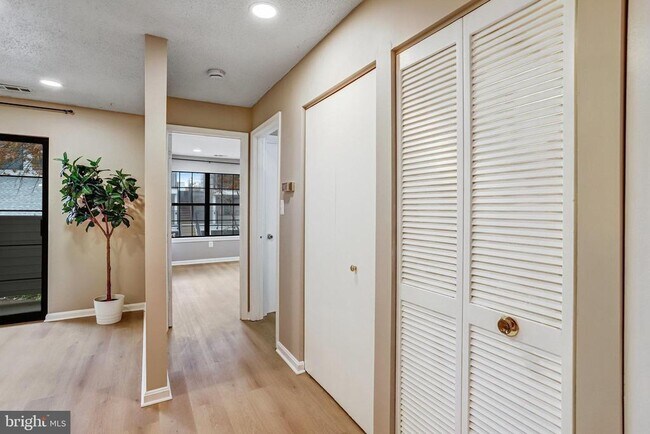 Building Photo - 1603 Carriage House Terrace