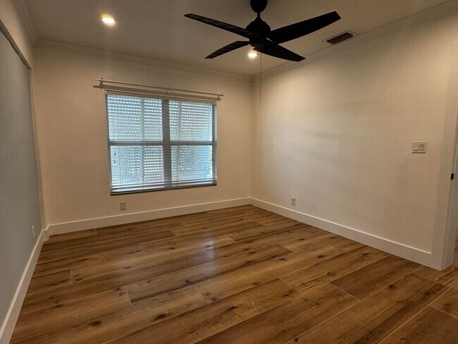 Building Photo - 204 SE 2nd Ave