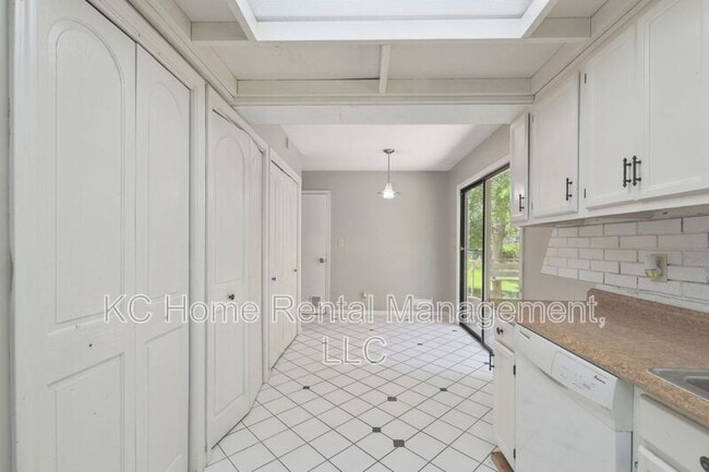 Building Photo - 5336 Appleton Ave