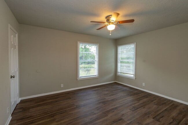 Building Photo - Just Renovated! Close to Hwy 287 Immediate...