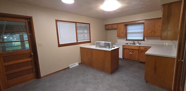 Building Photo - 3 Bedrooms 2 Bathrooms  $1195!