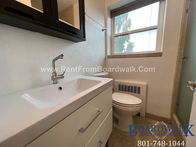 Building Photo - Beautiful Top Floor University Condo with ...