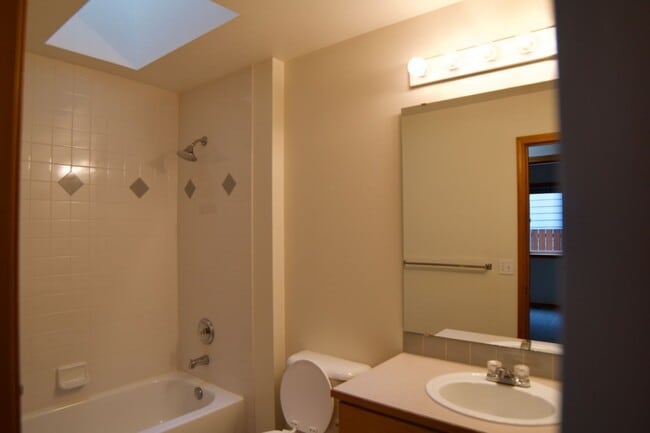 Building Photo - Cozy and Charming 3 Bedroom in Lynnwood!