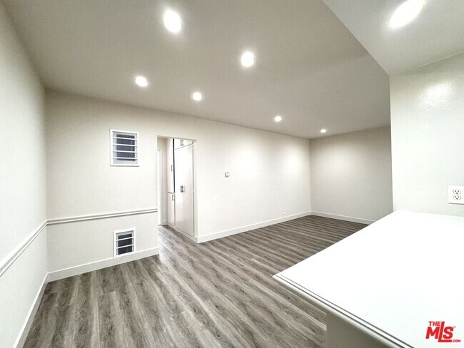 Building Photo - 854 S Sherbourne Dr