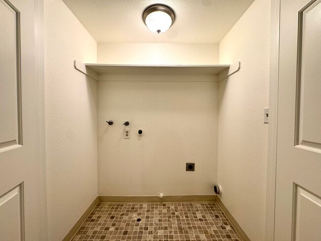 Building Photo - 983 E Foxhill Dr