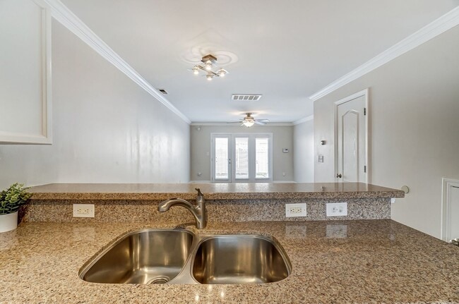 Building Photo - Charming Townhome in Sought-After Williams...