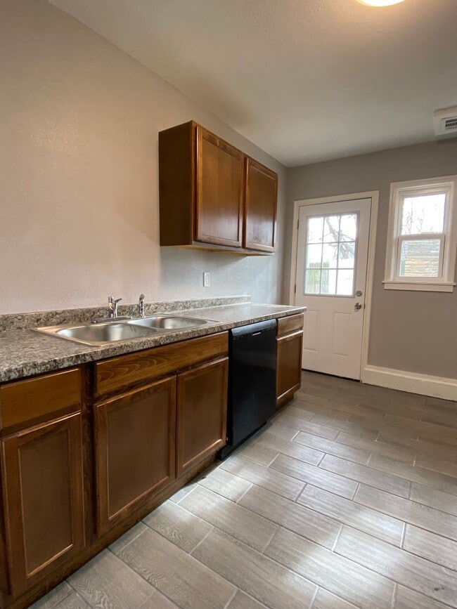 Building Photo - 2 bedroom in West Tulsa!!