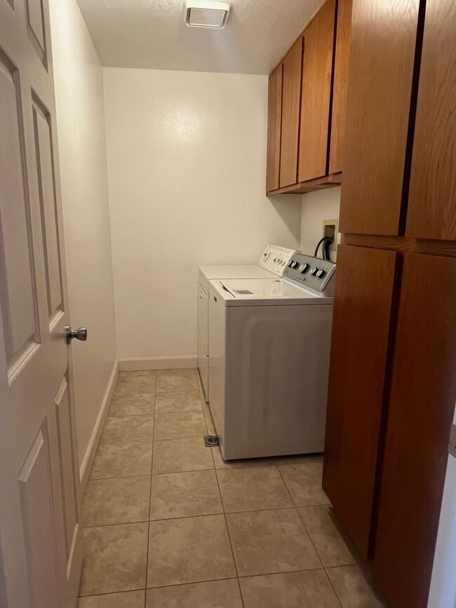 Building Photo - Los Caballeros #526