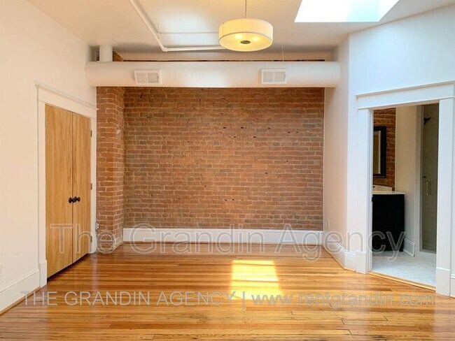 Building Photo - 126 Campbell Ave SW