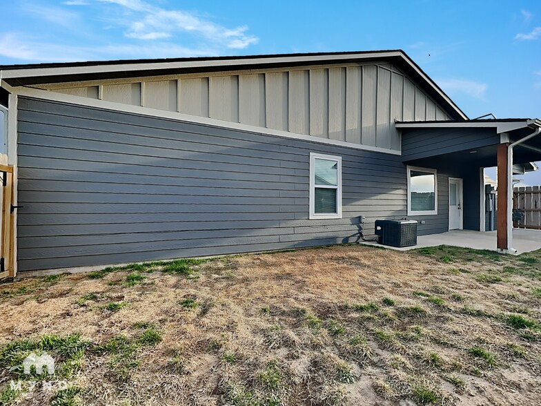 Building Photo - 5803 E Bristol St