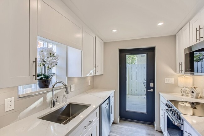 Building Photo - Congress Park – Beautiful High-End Studio