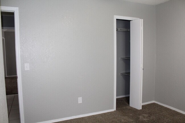 Building Photo - 3 bed 2 bath