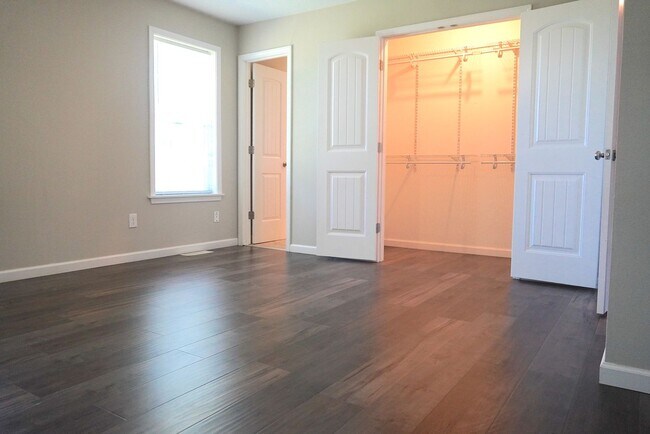 Building Photo - Adorable 3-Bed, 2-Bath Home with 2-Car Garage in Prime Location!