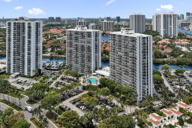 Building Photo - 3701 N Country Club Dr