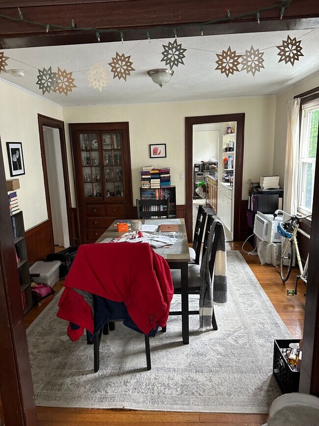 Building Photo - No Brokers Fee, Pets-Friendly , Parking Included, Porch, Laundry on a Site