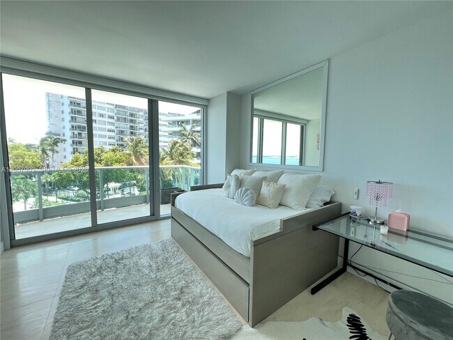 Building Photo - 1331 Brickell Bay Dr