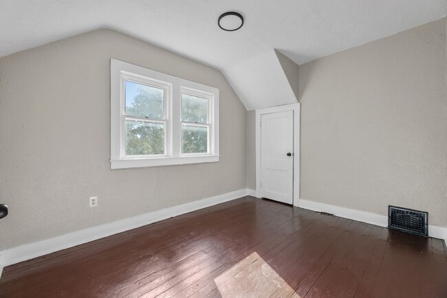 Building Photo - ? Cozy 2-Bedroom Home with Modern Updates ...