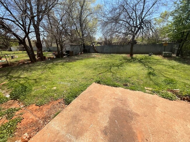 Building Photo - 3 bedroom 1 1/2 bath