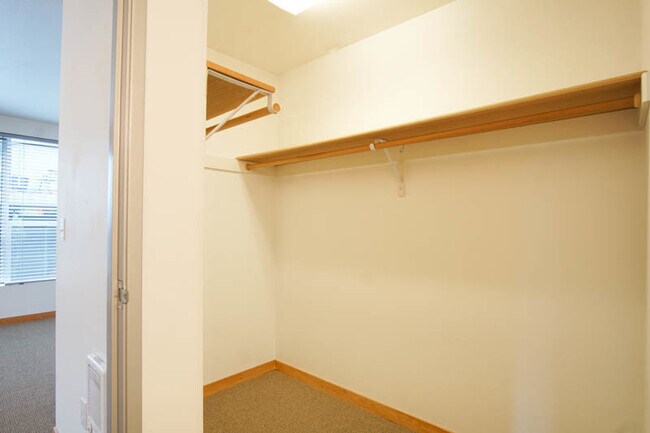 Building Photo - Very Spacious Studio w/Fireplace, Washer &...