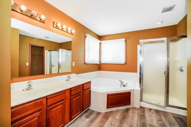 Building Photo - 9400 Magnolia Way