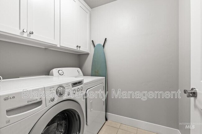 Building Photo - Baxter Way, 319 N.